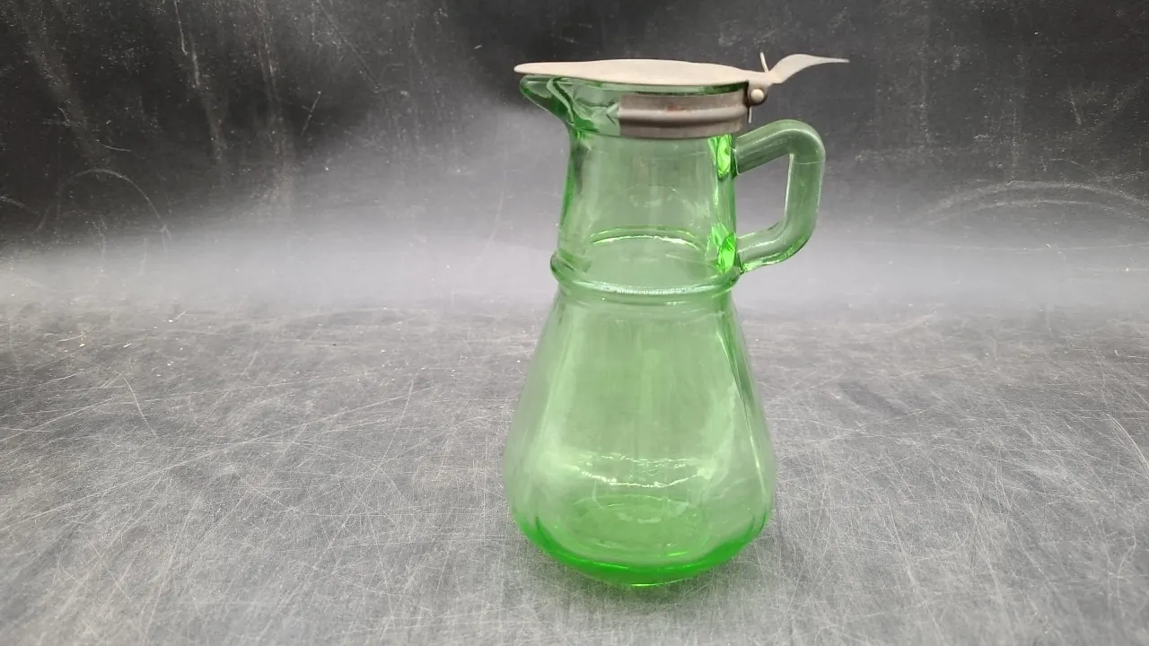 VINTAGE GREEN DEPRESSION- URANIUM - SYRUP WITH LID
