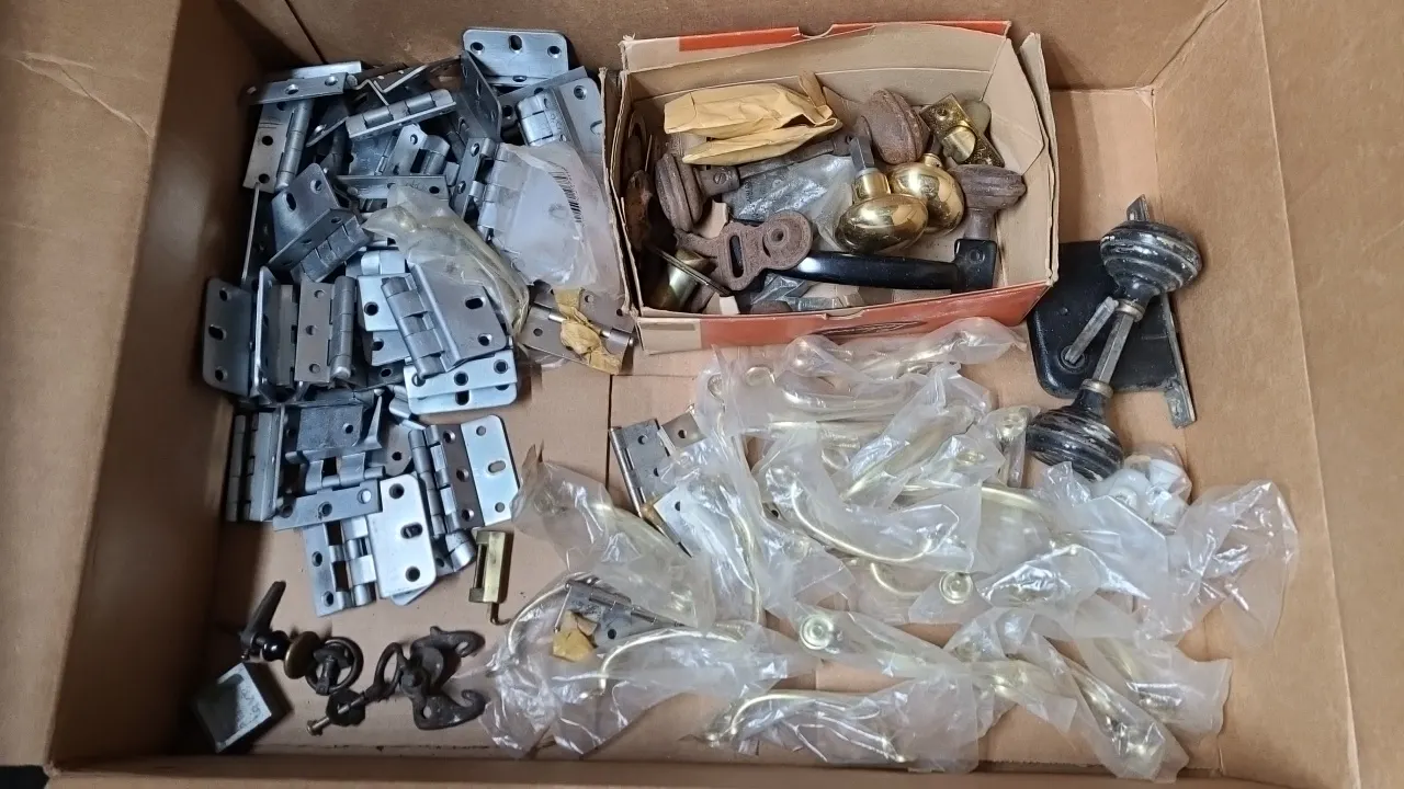 DOOR KNOBS, HINGES & PULLS