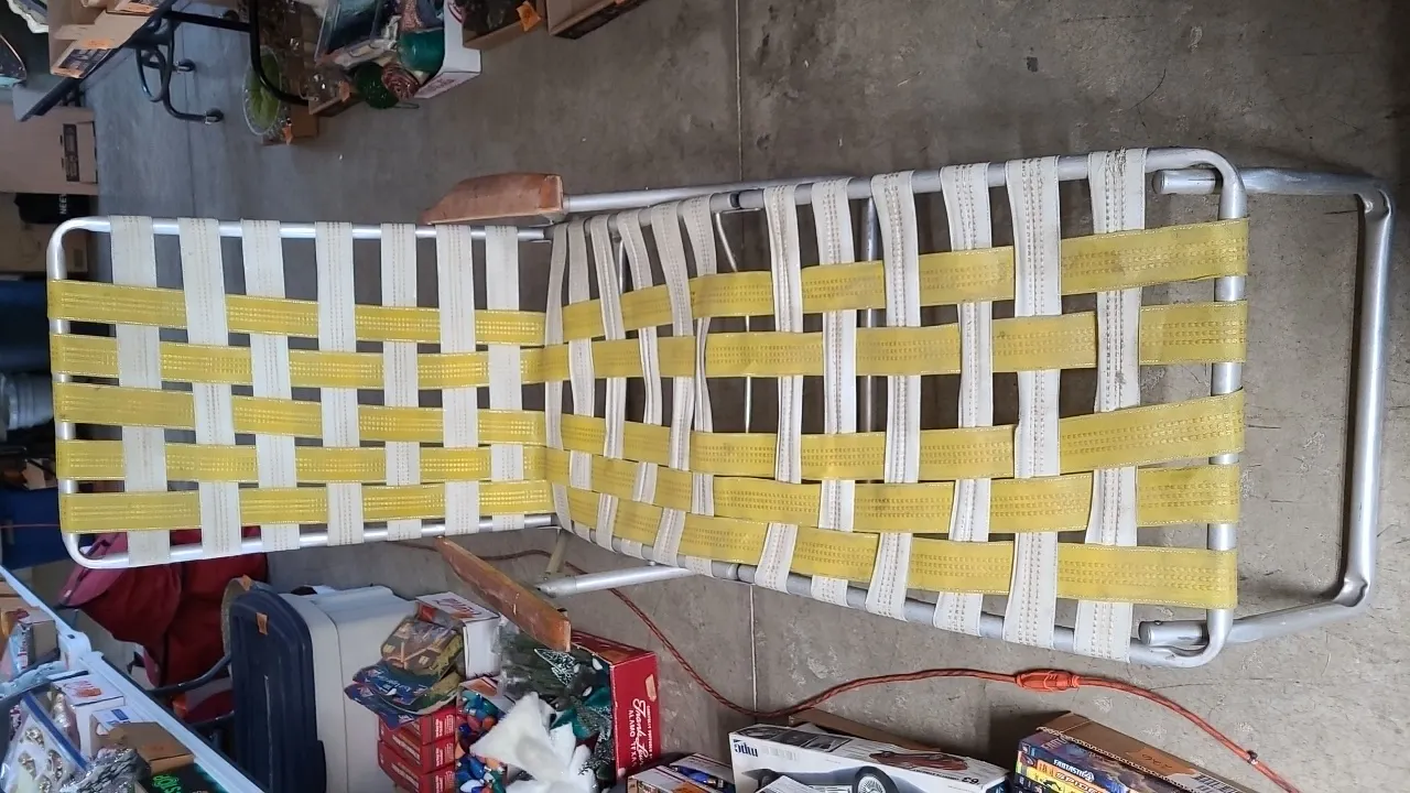 LOUNGE LAWN CHAIR – webbing needs fixed