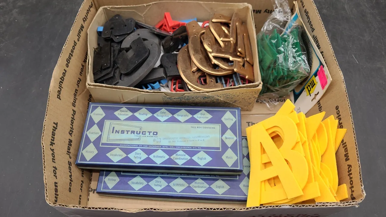 METAL & PLASTIC & felt (like) LETTERING