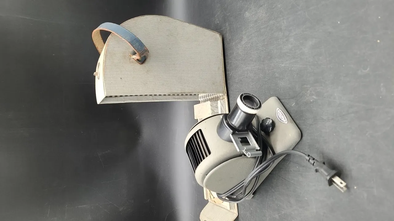 VINTAGE MINOX SLIDE PROJECTOR IN CASE