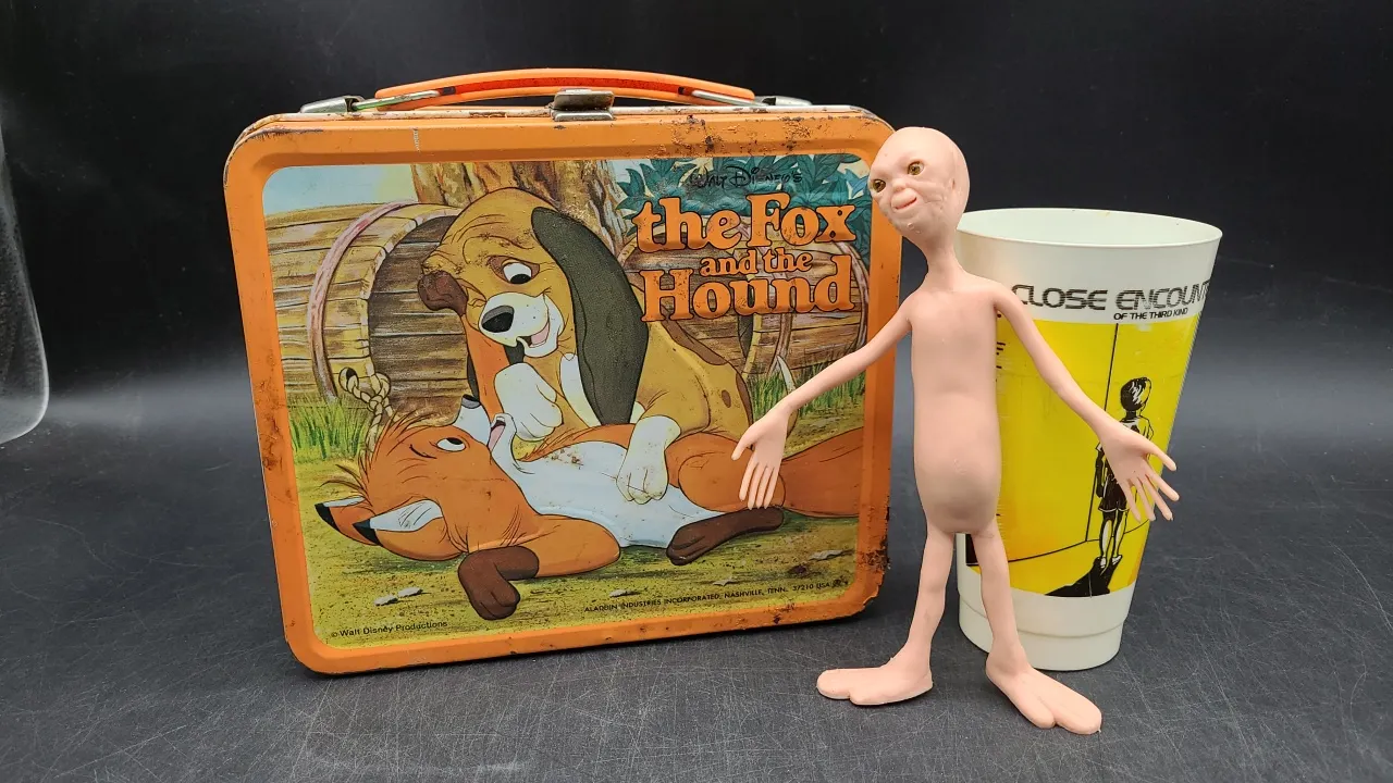 DISNEY FOX AND THE HOUND LUNCHBOX (no thermos) , 1977 CLOSE ENCOUNTERS FIGURE & CUP