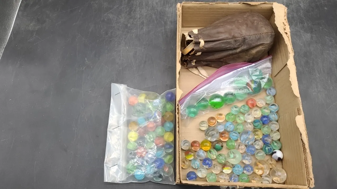 ASSORTED VINTAGE MARBLES