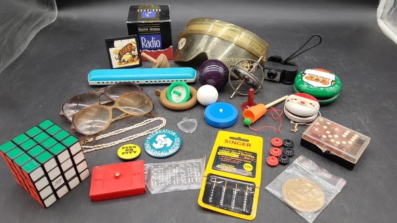MISC TOYS & SMALLS- YO-YOS, DICE, SINGER NEEDLES, TOP & more