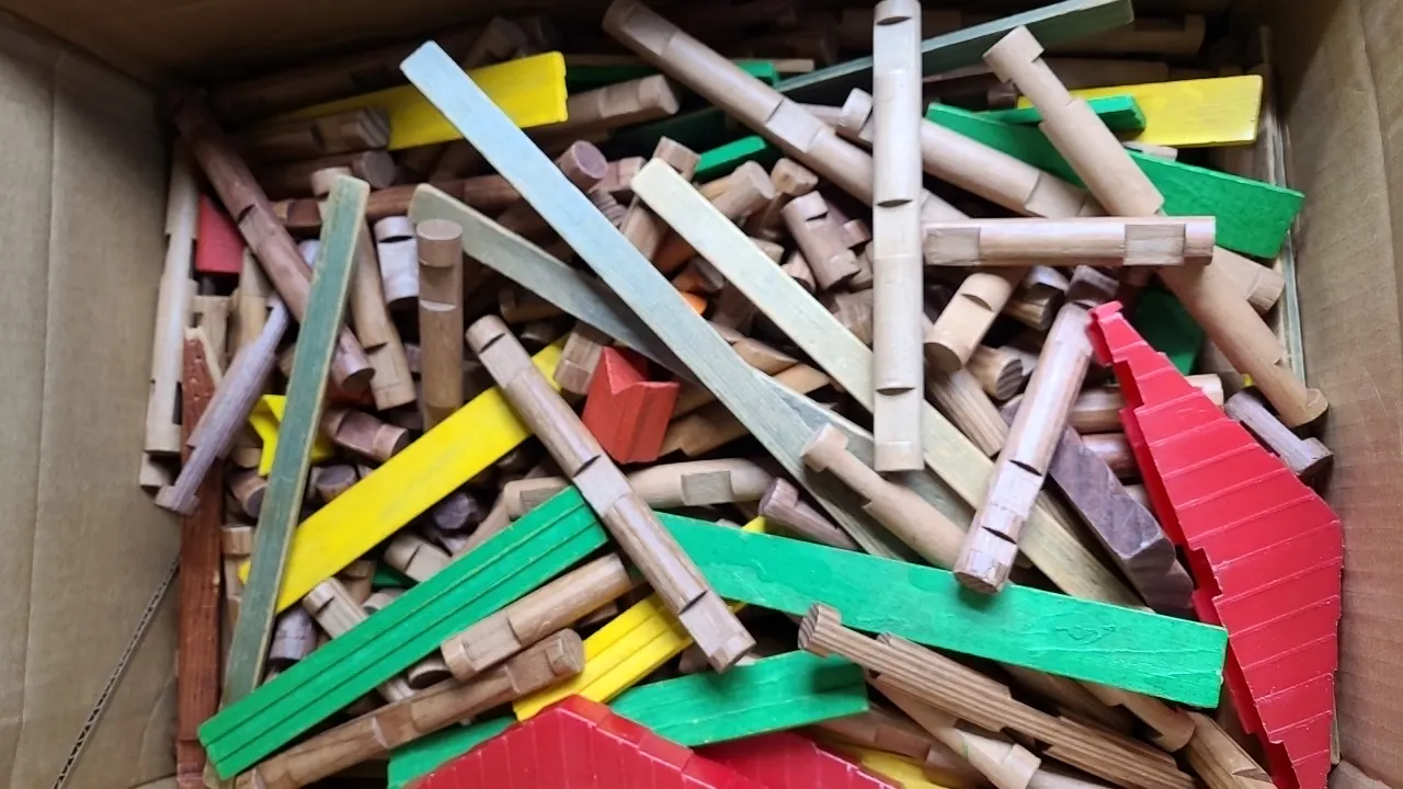 LINCOLN LOGS- large lot