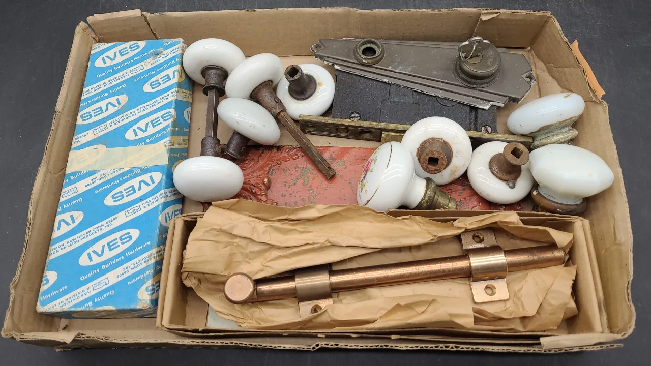 VINTAGE DOORKNOBS & HARDWARE