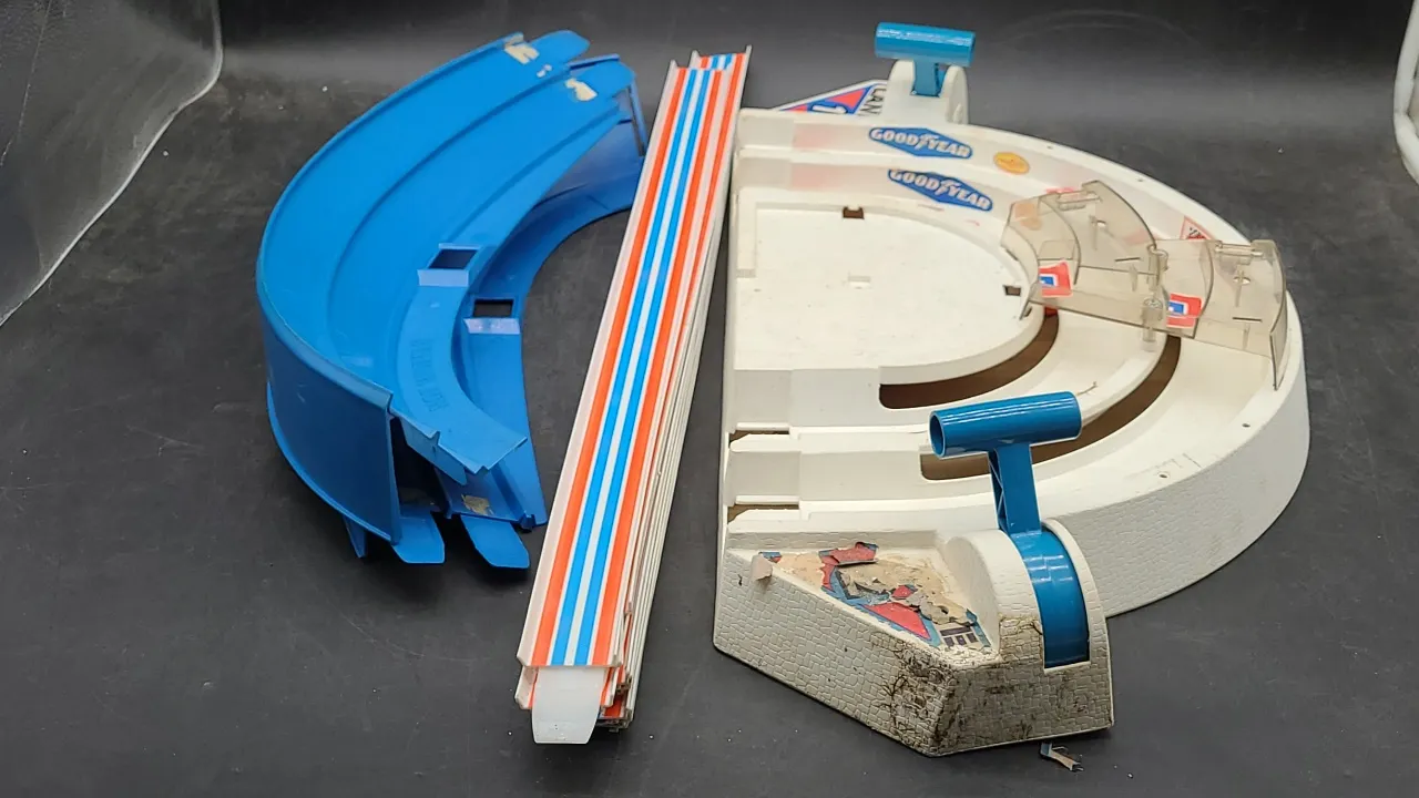 VINTAGE RACE TRACK TOY