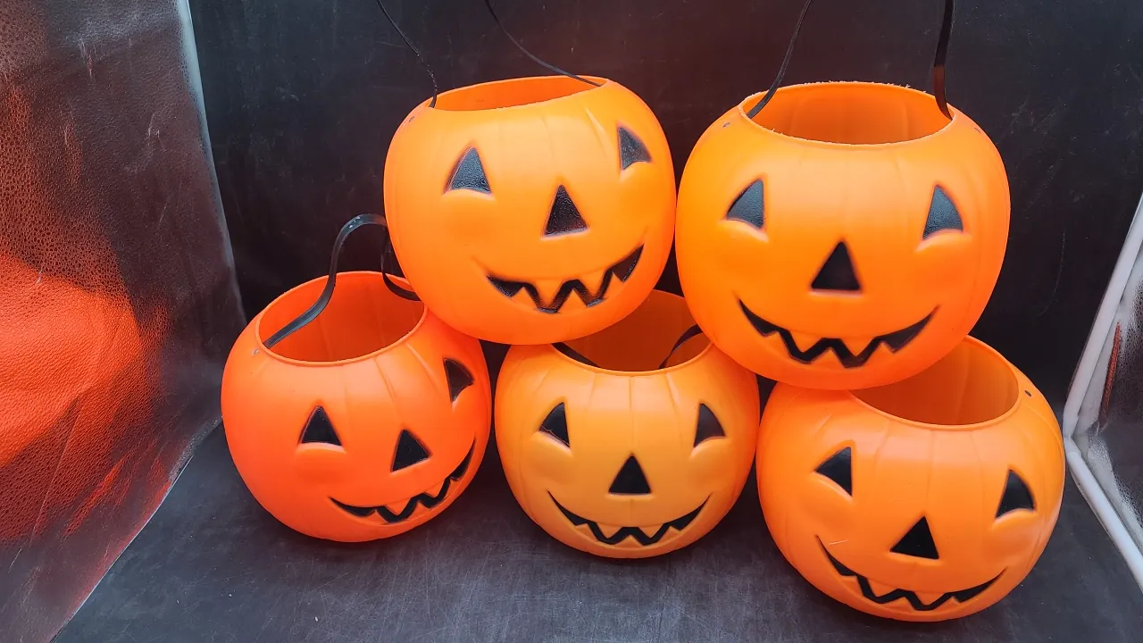 HALLOWEEN PLASTIC PUMPKINS with handles
