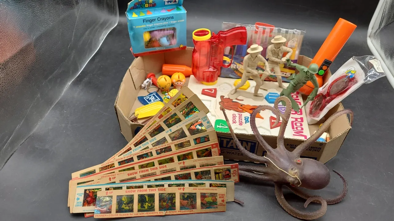 MISC VINTAGE TOYS- FIGURES, SLIDES, CRAYONS & more