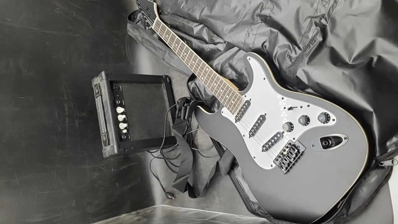 ELECTRIC GUITAR IN BCP CASE with AMPLIFIER GA10