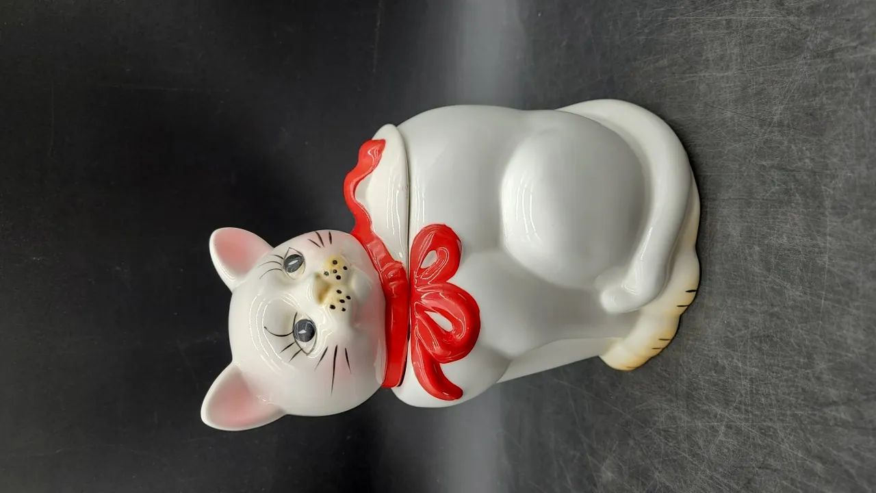DAVCO CAT COOKIE JAR (chip inside lid)