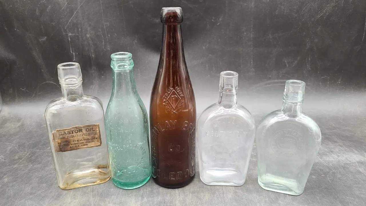 ASSORTED VINTAGE BOTTLES