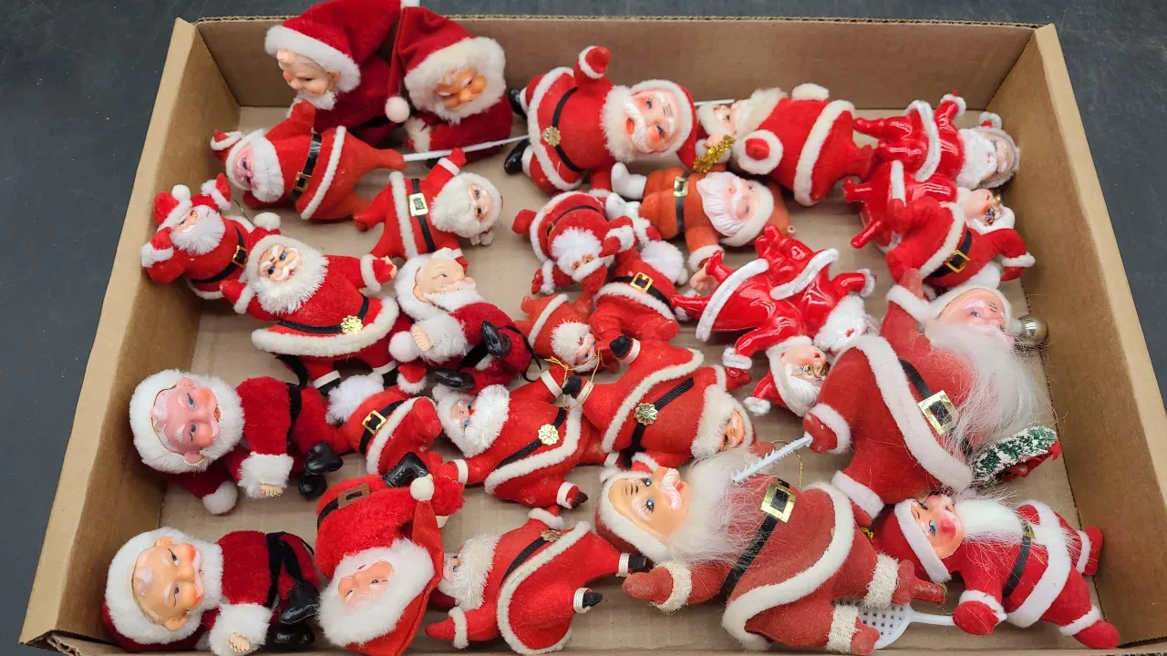 VARIOUS VINTAGE SANTAS
