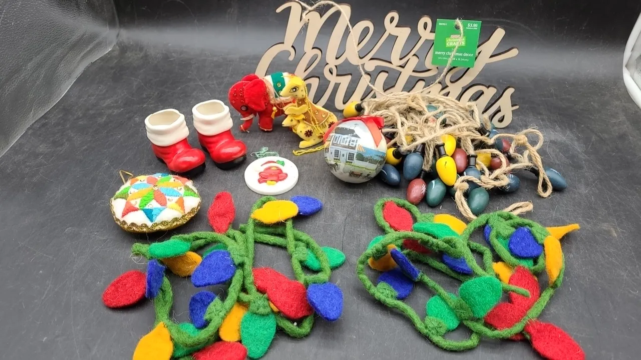 ASSORTED CHRISTMAS DECOR