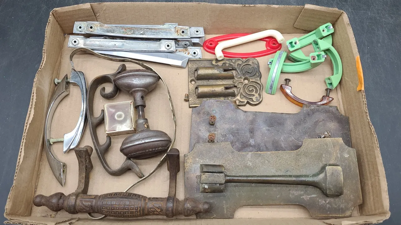 DOOR KNOBS, DOOR PULLS & more