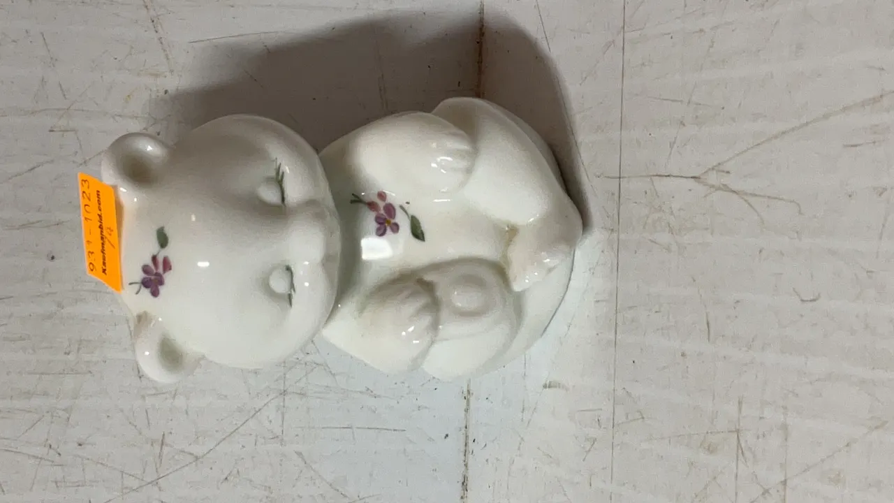 Fenton Hand Painted Cat, Signed