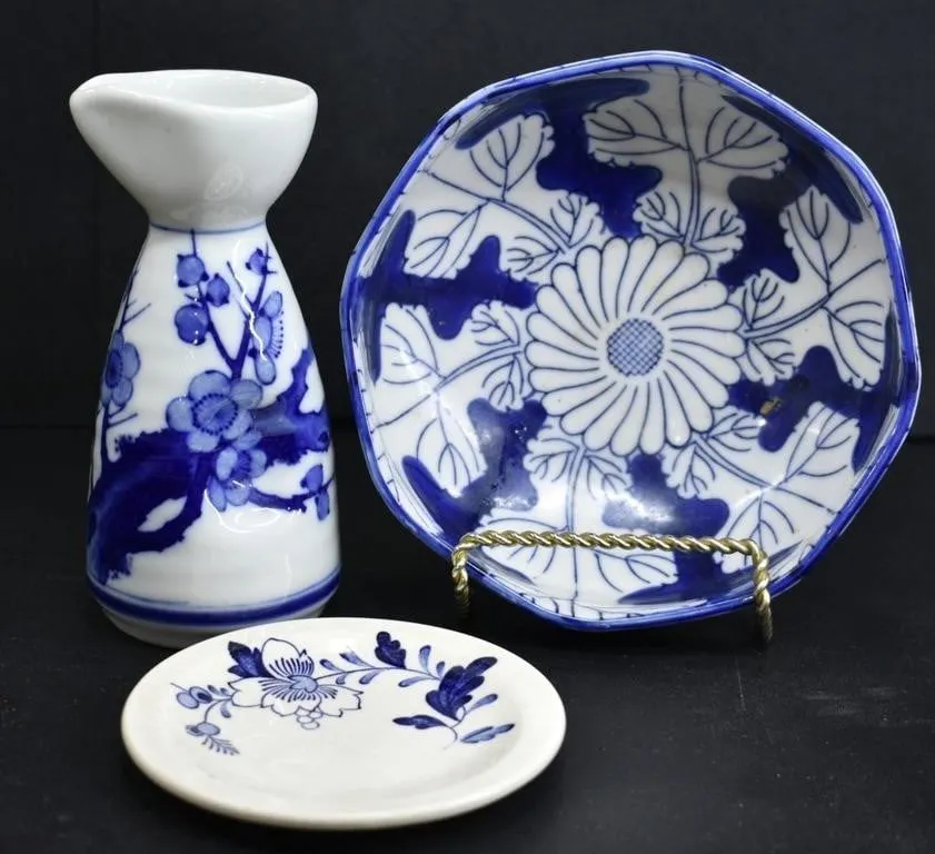 LOT OF PORCELAIN / CHINA TABLE WARE