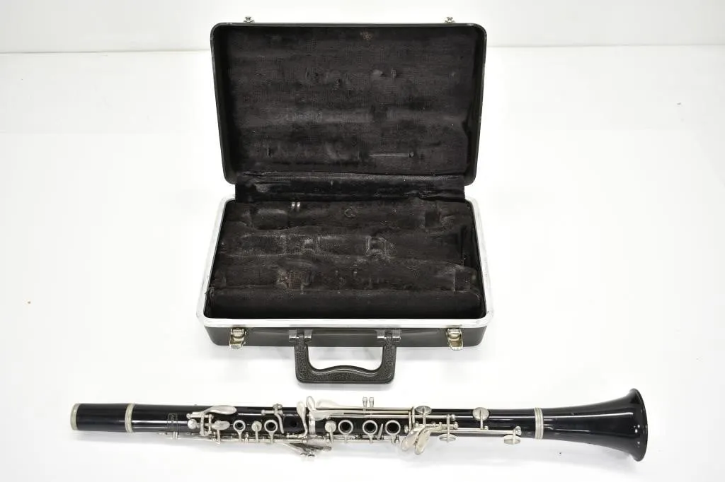 SELMER BUNDY CLARINET W/O MOUTHPIECE