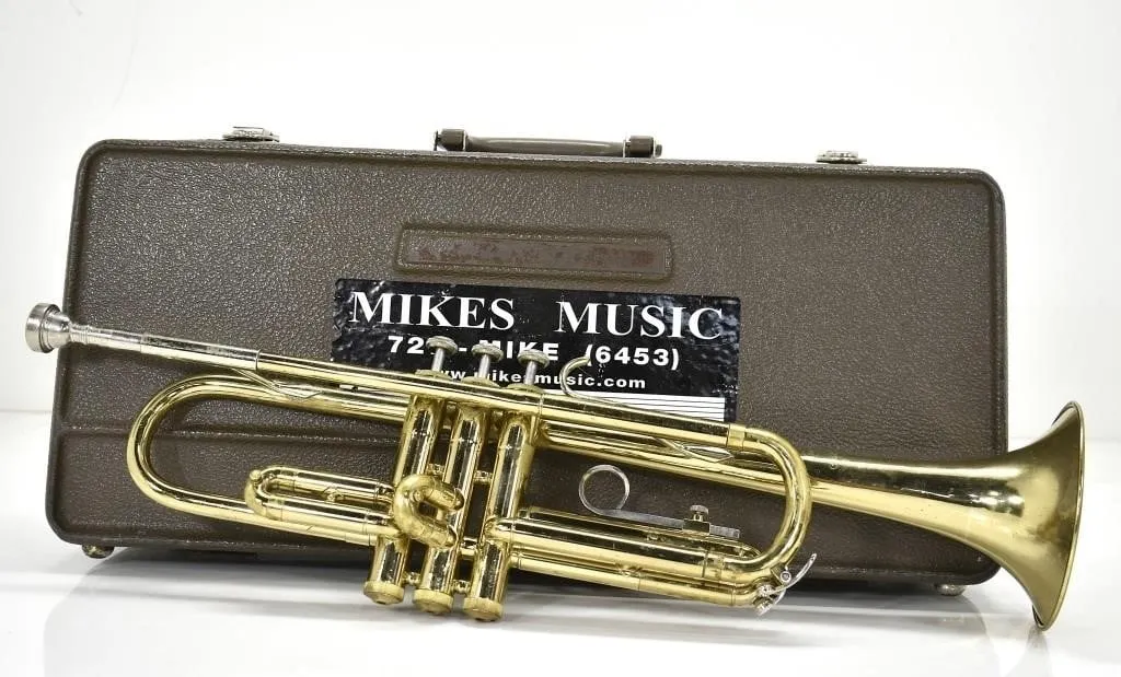 BUESCHER ARISTOCRAT TRUMPET WITH MOUTHPIECE