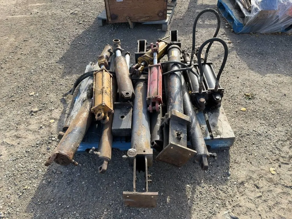 Pallet with Hydraulic Rams