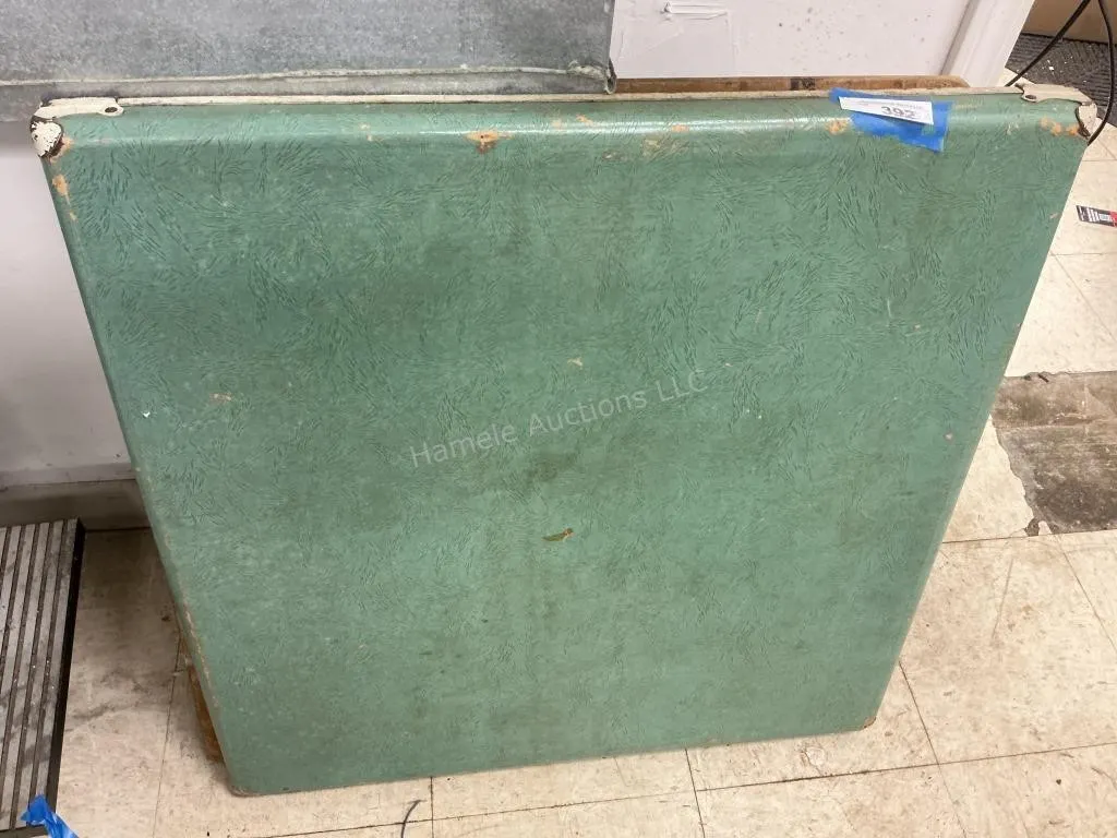 2 Folding Tables