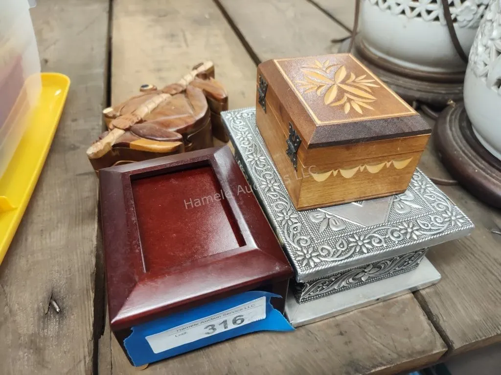 3 small boxes and ouzzle