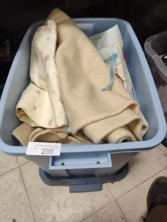 Tote with blankets