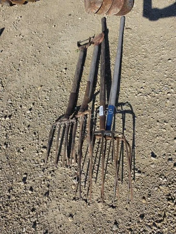 4 pitch forks