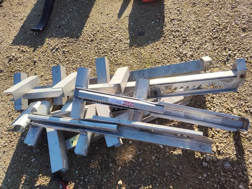 Scaffold ladder jacks