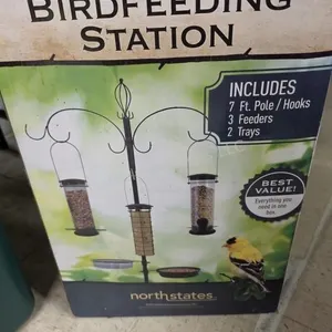 Bird feeding station