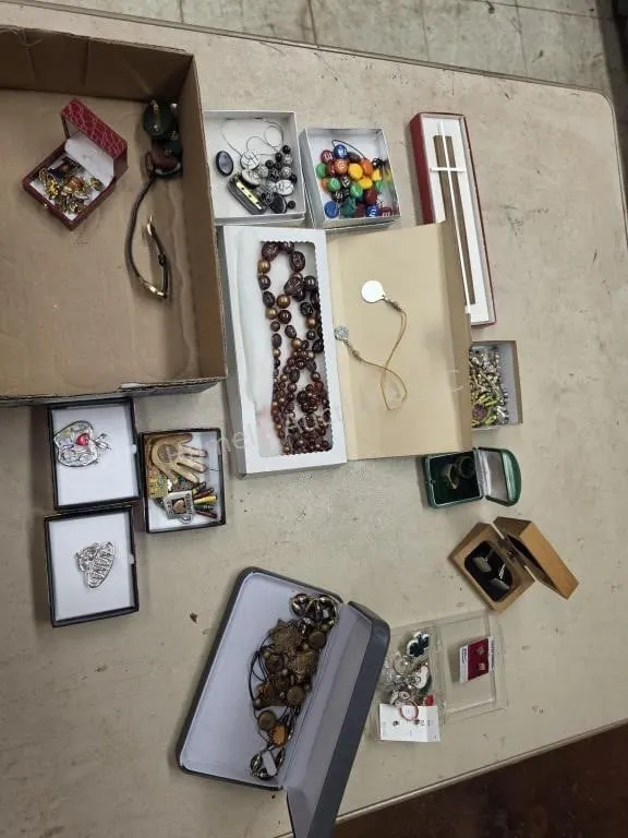 Assorted jewelry