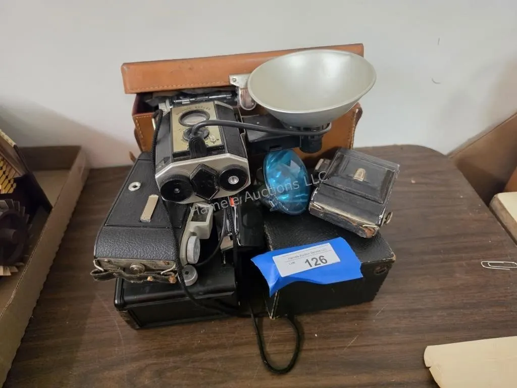 Assorted vintage cameras