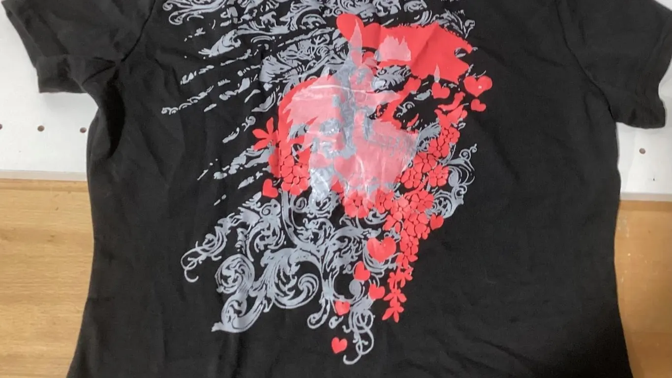 Graphic T-Shirt Floral Heart Print Black Size M