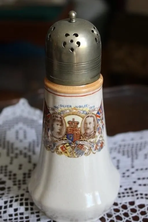 Silver Jubilee Sugar Shaker, Flosmaron English