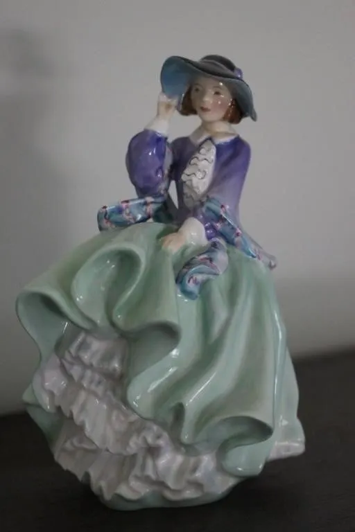 Royal Doulton 'Top o' the Hill' Figurine HN1834