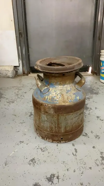 ANTIQUE. CREAM CAN W/ LID