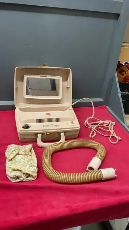 HOOVER HAIR DRYER IN A COMPACT CASE