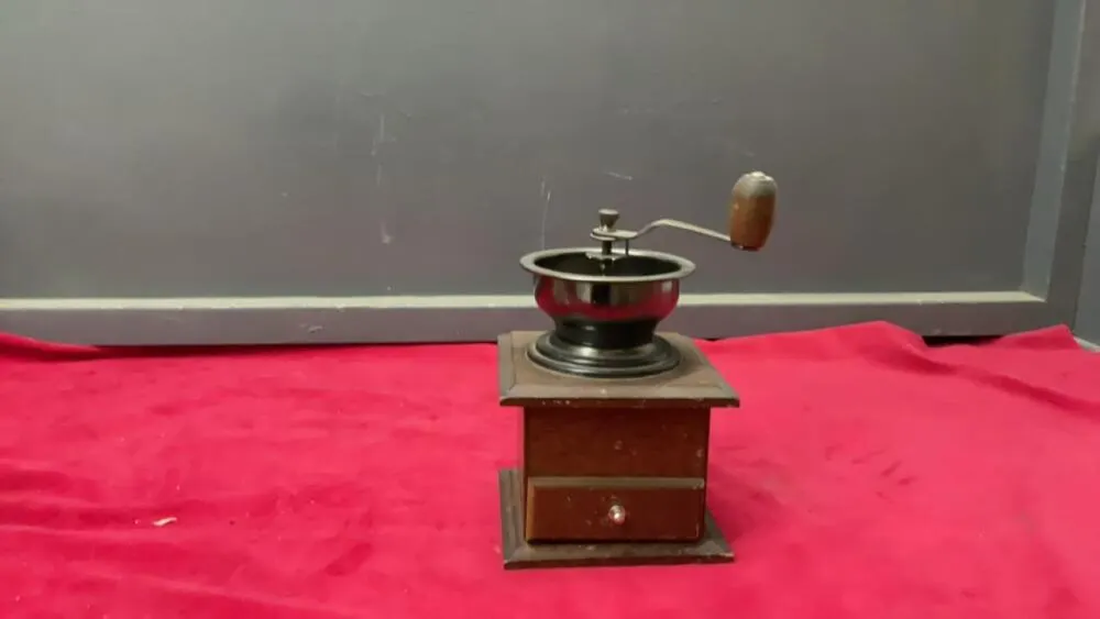 SMALL VINTAGE COFFEE GRINDER