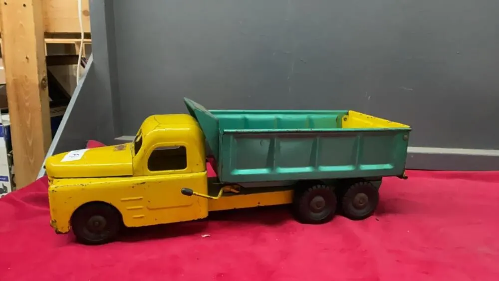 VINTAGE STRUCTO TOYS METAL DUMP TRUCK