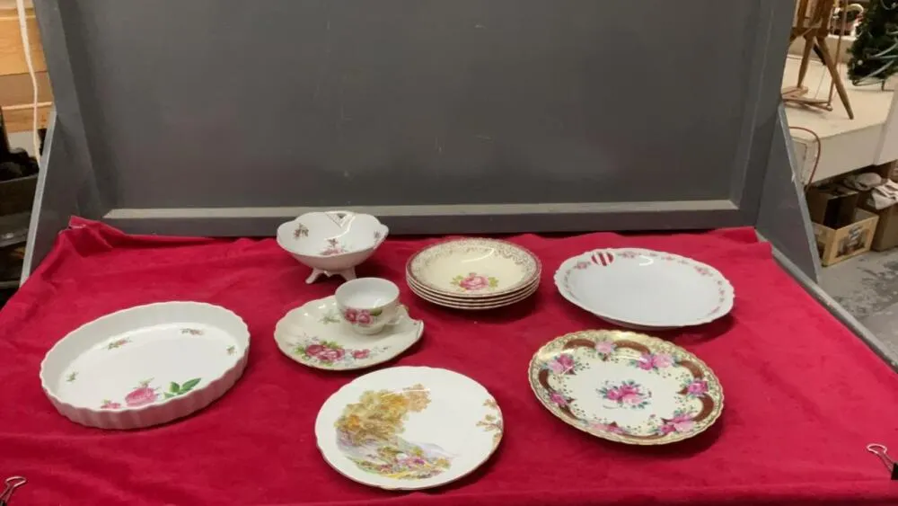 COLLECTIBLE DISHWARE W/ FLORAL DESIGNS - ON PLATE IS A “SHELLEY