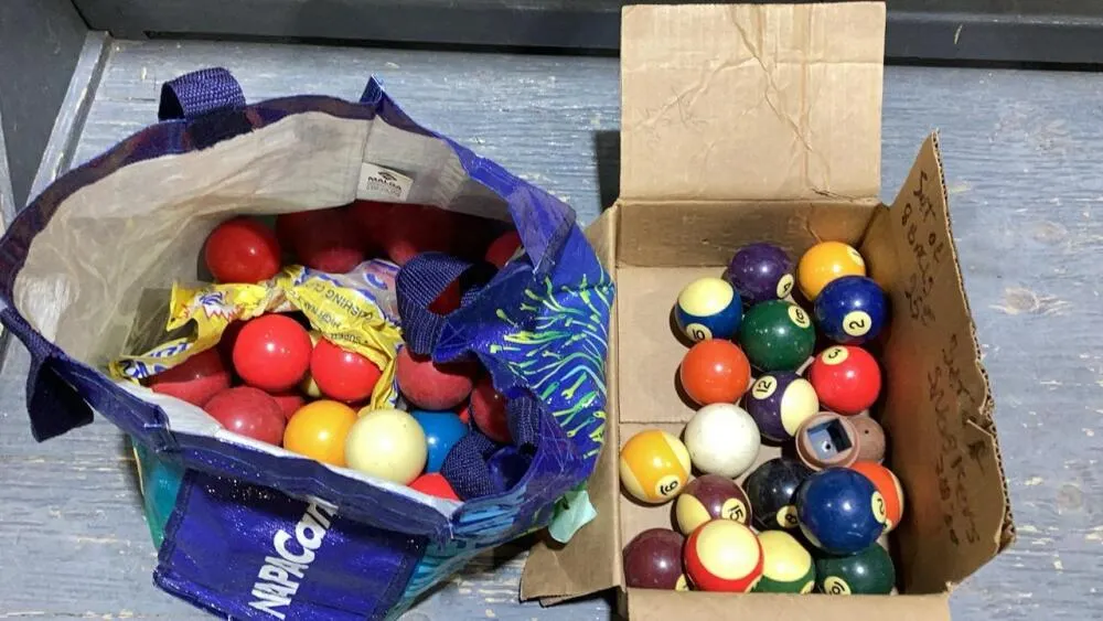 (2) ITEMS - BILLIARD BALLS + SNOOKER BALLS