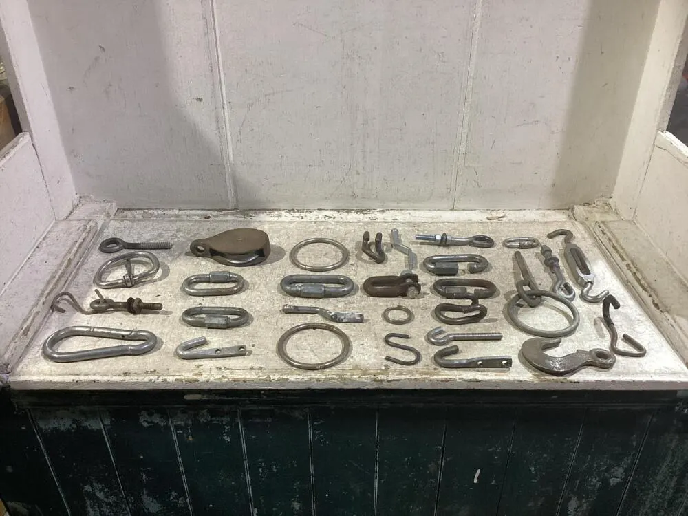 SMALL CONTAINER OF MISCELLANEOUS PARTS