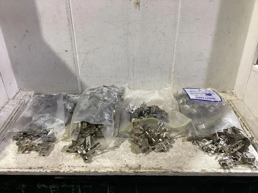 SHOP BOX OF MIXED HINGES