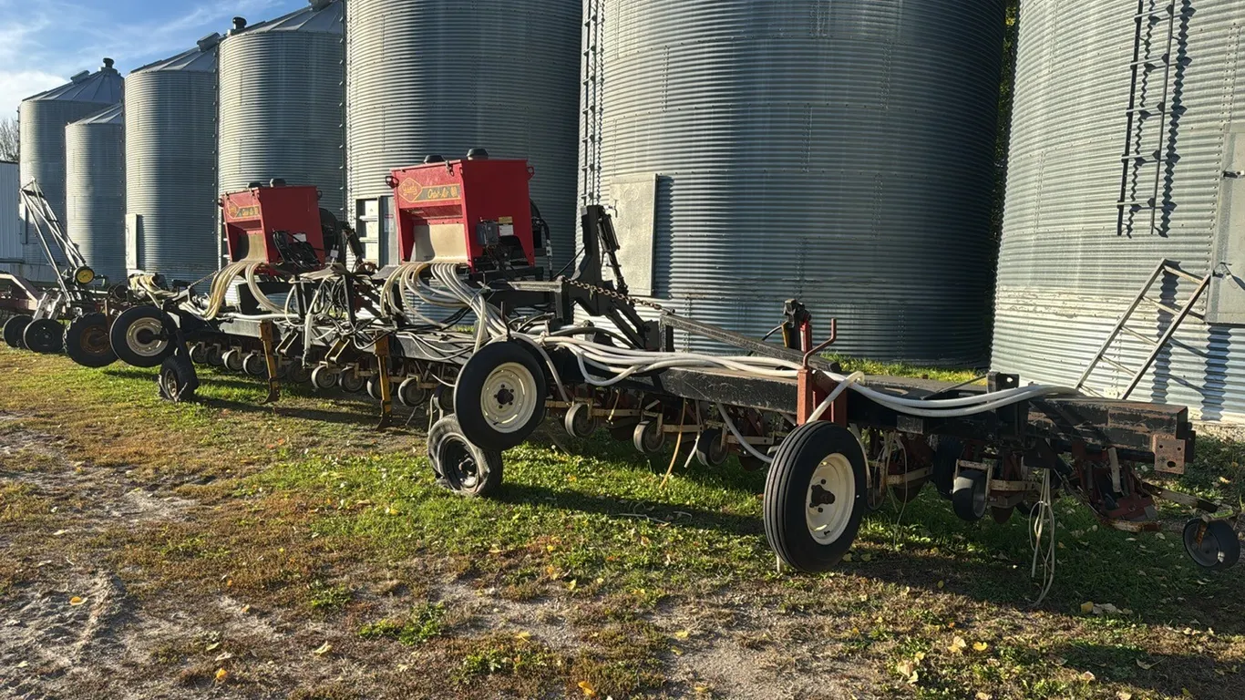 Milton 24R22 3pt sugar beet planter