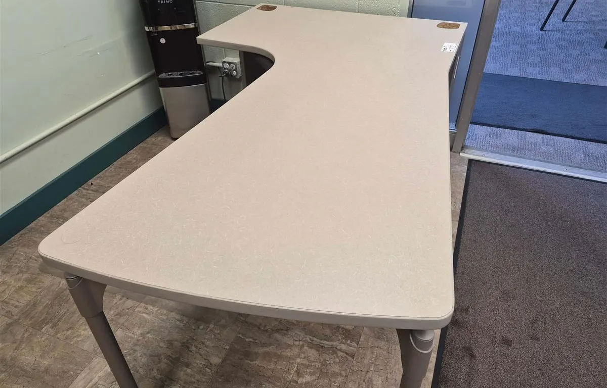 L-Shaped Office Desk
UNRESERVED