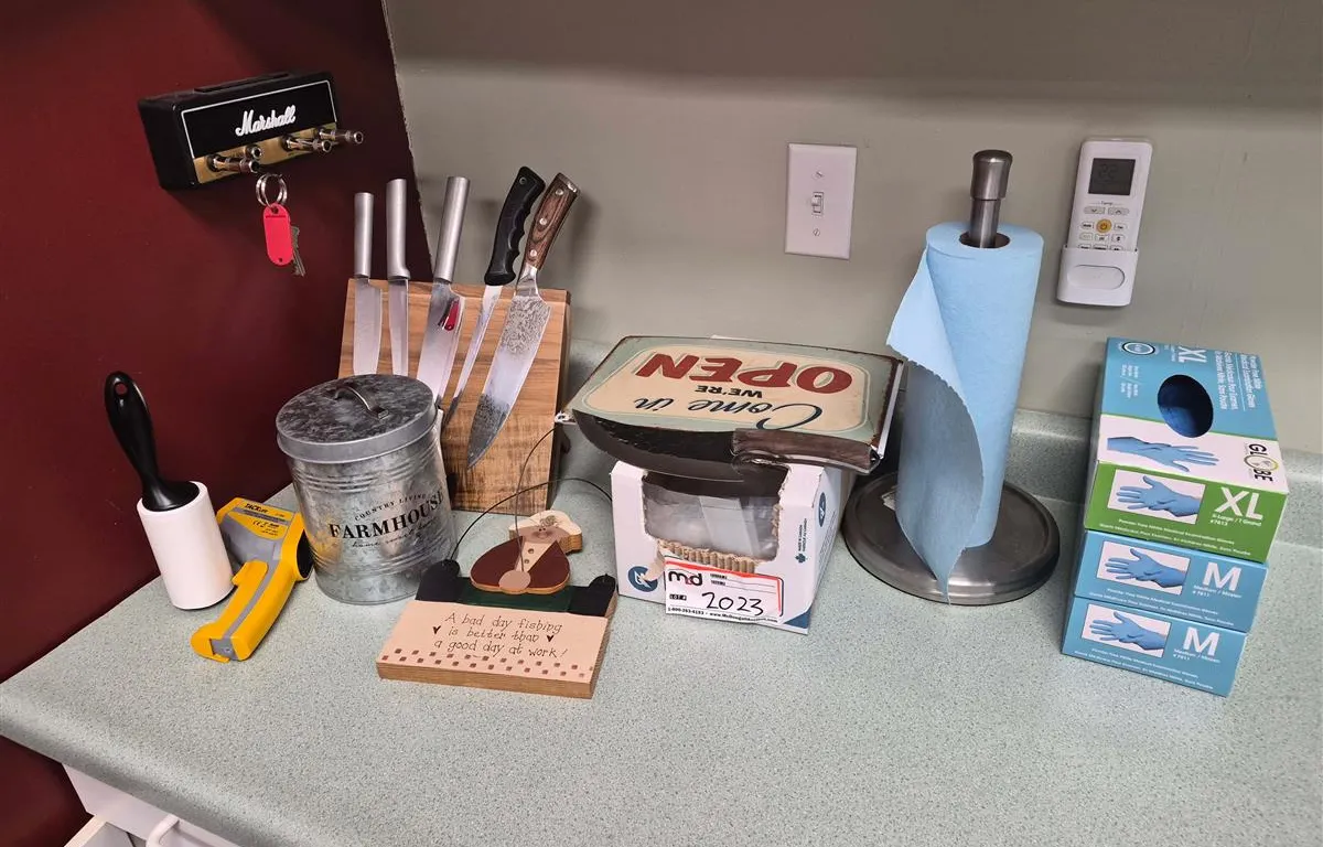 Cuisinart Knife Block & Household Assortment
UNRESERVED