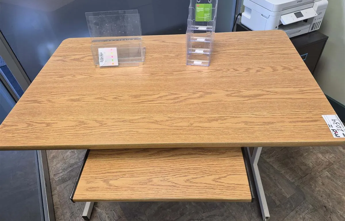 Oak Laminate Office Desk
UNRESERVED