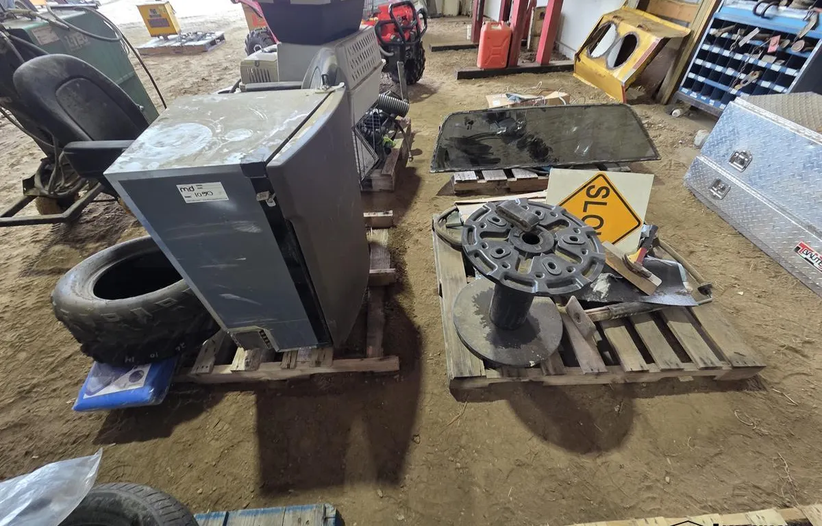 Pallet w/ Stools, Mini Fridge & 26x10.00R14 All-Terrain Tire
UNRESERVED