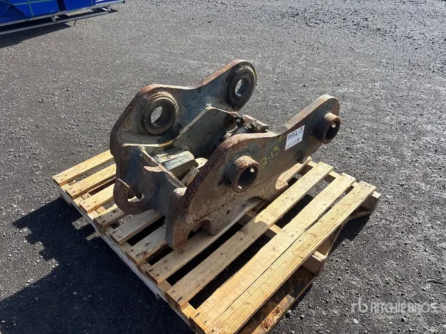Excavator Coupler - Fits John Deere 240D