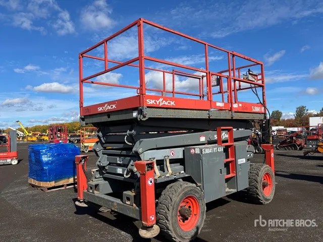 2018 Skyjack SJ8841 4x4 Dual Fuel Scissor Lift